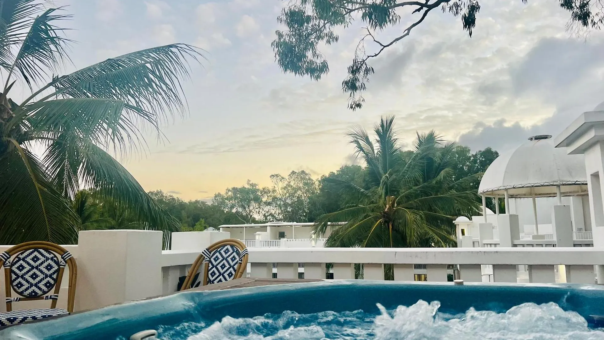 Palm Cove Beach Club Penthouse Apartment